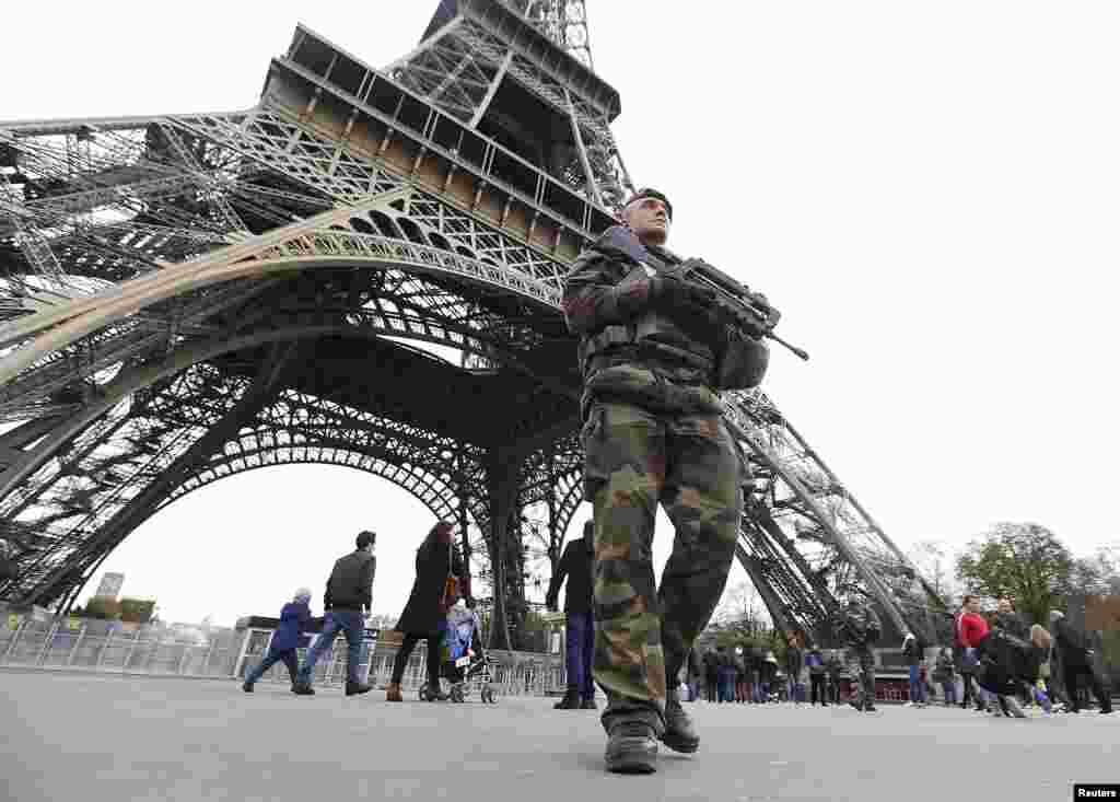 Plusieurs lieux touristiques parisiens sont restés fermés samedi 14 novembre, comme la Tour Eiffel, le musée du Louvre ou encore l'Opéra Garnier.