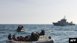 (资料照) 法国国家海上救援协会发出的图片显示英国救援人员从一条船上救起大约20人，他们试图从法国穿越英吉利海峡到英国。