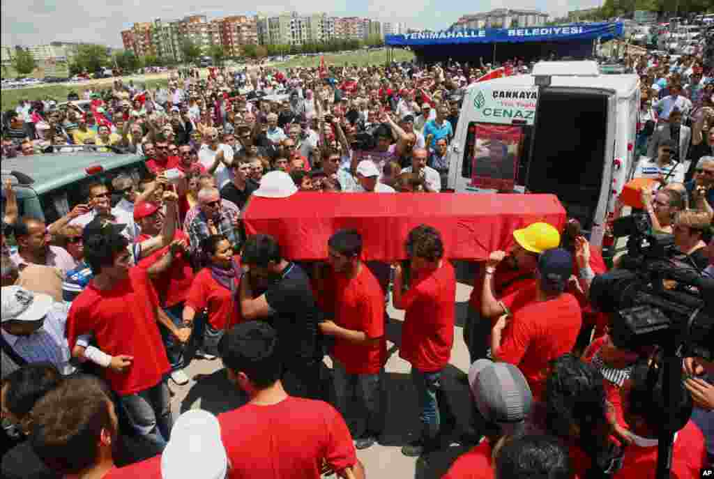 People carry the coffin of Ethem Sarisuluk, one of five people killed during the recent protests, Ankara, Turkey, June 16, 2013.