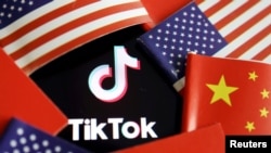 抖音海外版(TikTok)的標識與美中兩國國旗。