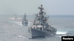 Buques de guerra navales indios en formación durante un ejercicio en las aguas de la Bahía de Bengala en la ciudad de Chennai, en el sur de la India, el 24 de enero de 2010. 