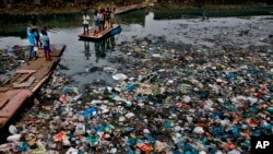 Kanal prepun plastičnog otpada u Mumbaju u Indiji (arhivski snimak)