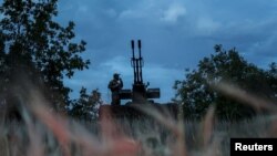 Украинский военнослужащий из мобильного подразделения противовоздушной обороны возле зенитной пушки ЗУ-23-2 в ожидании российских беспилотников в Херсонской области, Украина, архивное фото. REUTERS/Ivan Antypenko/File Photo