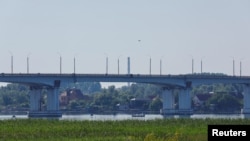Антонівський міст у Херсоні сполучає лівий і правий береги Дніпра. Зруйнувавши його, українці змогли перервати російські поставки зброї з окупованого Криму. Україна, 27 липня 2022 року. REUTERS/Олександр Ермоченко