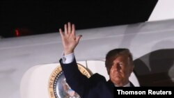  El presidente de Estados Unidos, Donald Trump, saluda mientras aborda el Air Force One después de un discurso de campaña en el Aeropuerto Regional Arnold Palmer en Latrobe, Pennsylvania, el 2 de septiembre de 2020. 