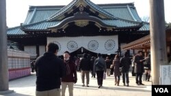 2013年12月30日，民众在东京靖国神社主殿前留影。（美国之音小玉拍摄）