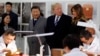 美国的唐纳德·川普总统，第一夫人梅拉尼亚和中国主席习近平在北京紫禁城参观故宫文物医院（2017年11月8日）。