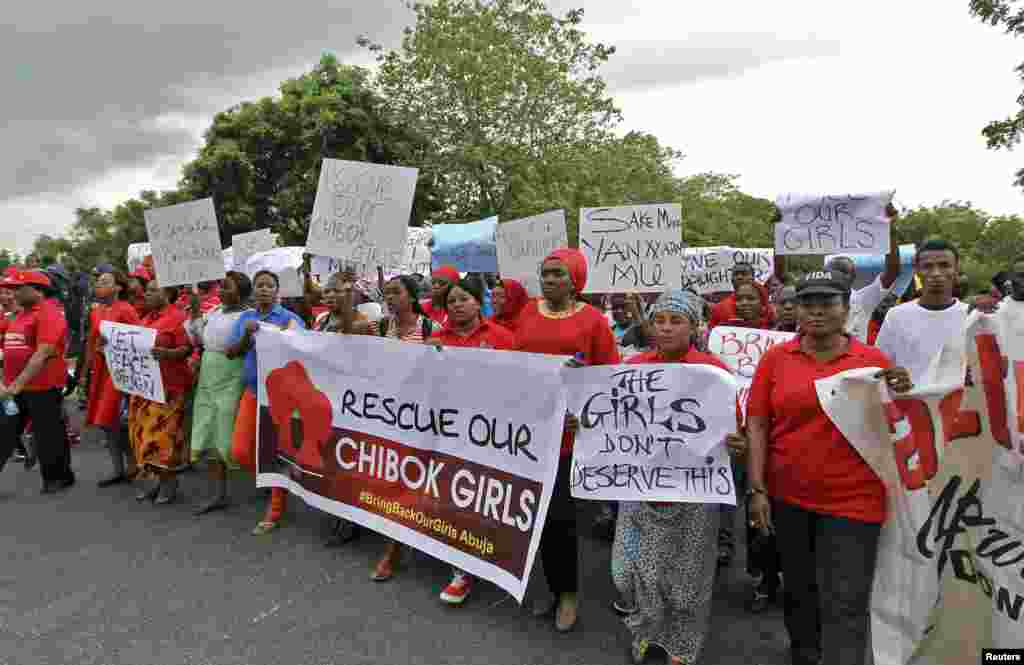 Warga dari beragam organisasi masyarakat sipil berdemonstrasi di Abuja, Nigeria (30/4). (Reuters/Afolabi Sotunde) 