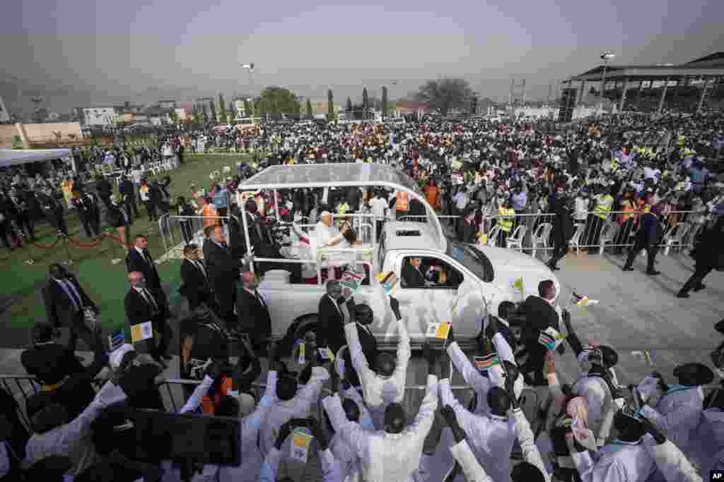 Papa Francis akiwapungia mkono waumini alipokua anazunguka ndani ya gari lake kwenye uwanja wa John Garan mjini Juba. 