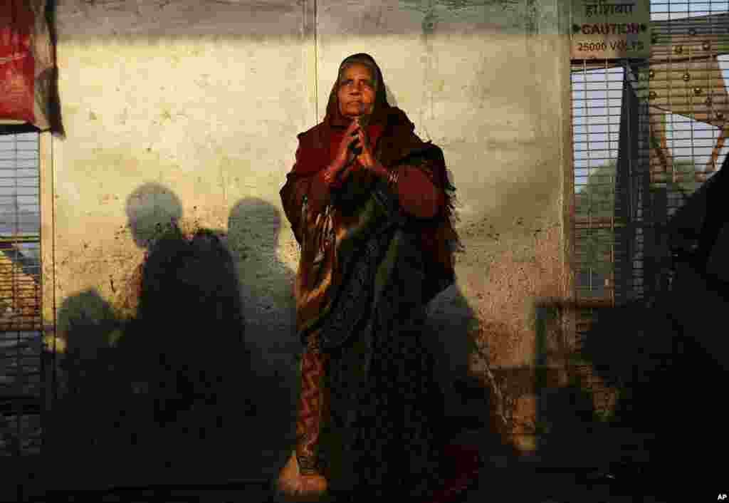 Seorang wanita termenung di stasiun kereta api di mana insiden terinjak-injak terjadi sehari sebelumnya di Allahabad, India (11/2).