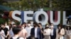 Warga Seoul memakai masker untuk menghindari tertularnya COVID-19 berjalan di zebra cross di Seoul, Korea Selatan, 24 September 2021. (Foto: Reuters)