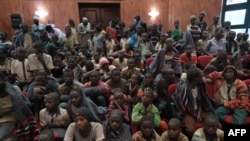 Wanafunzi wa Nigeria walioachiliwa na watekaji nyara kwenye picha ya awali