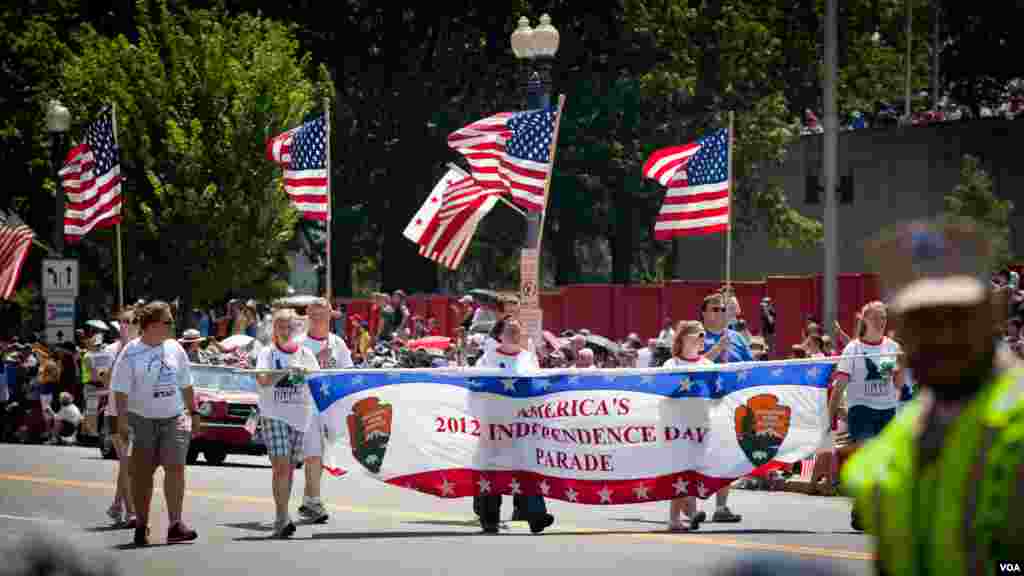 Parade tahunan Perayaan Kemerdekaan AS di pusat kota Wshington DC (Alison Klein/VOA)