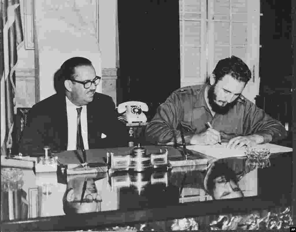 Primeiro-ministro Fidel Castro assina decreto nacionalizando bancos americanos em Cuba (foto arquivo 17 Set. 1960).