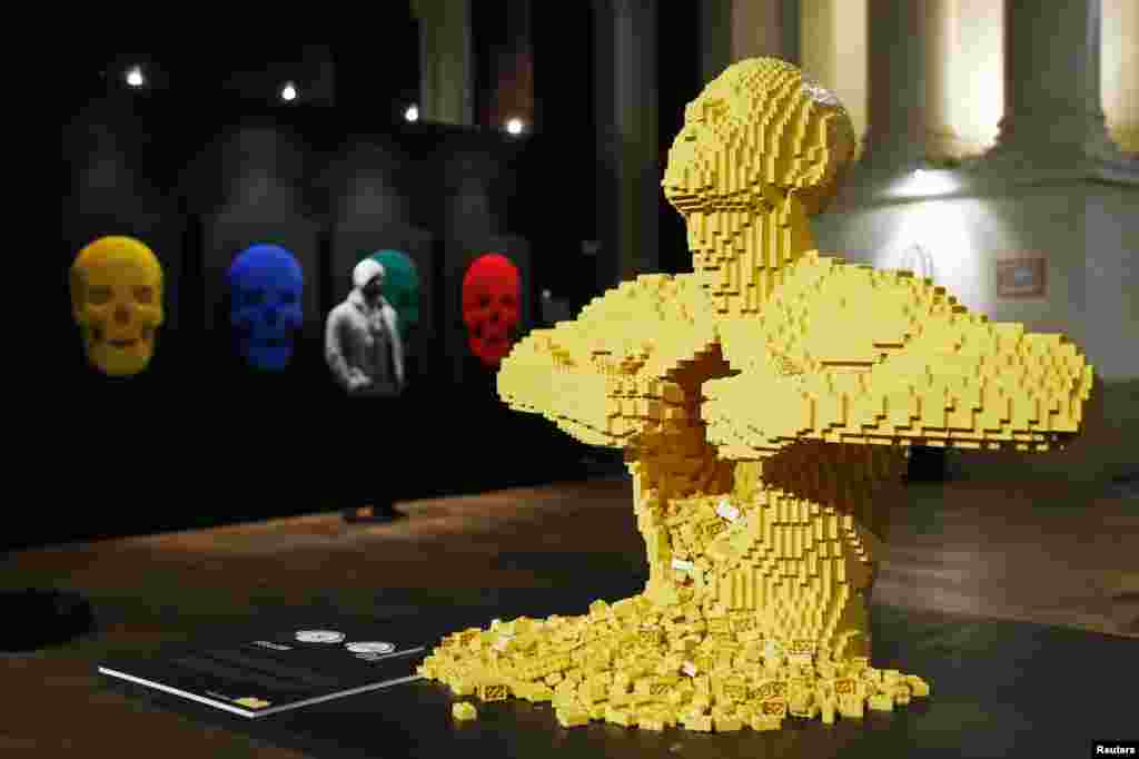 Karya seni berjudul "Yellow", yang terbuat dari batu bata Lego, terlihat di sebelah karya seni Lego lainnya yang berjudul "Tengkorak" (kiri) selama pameran Lego di Brussels, Belgia.