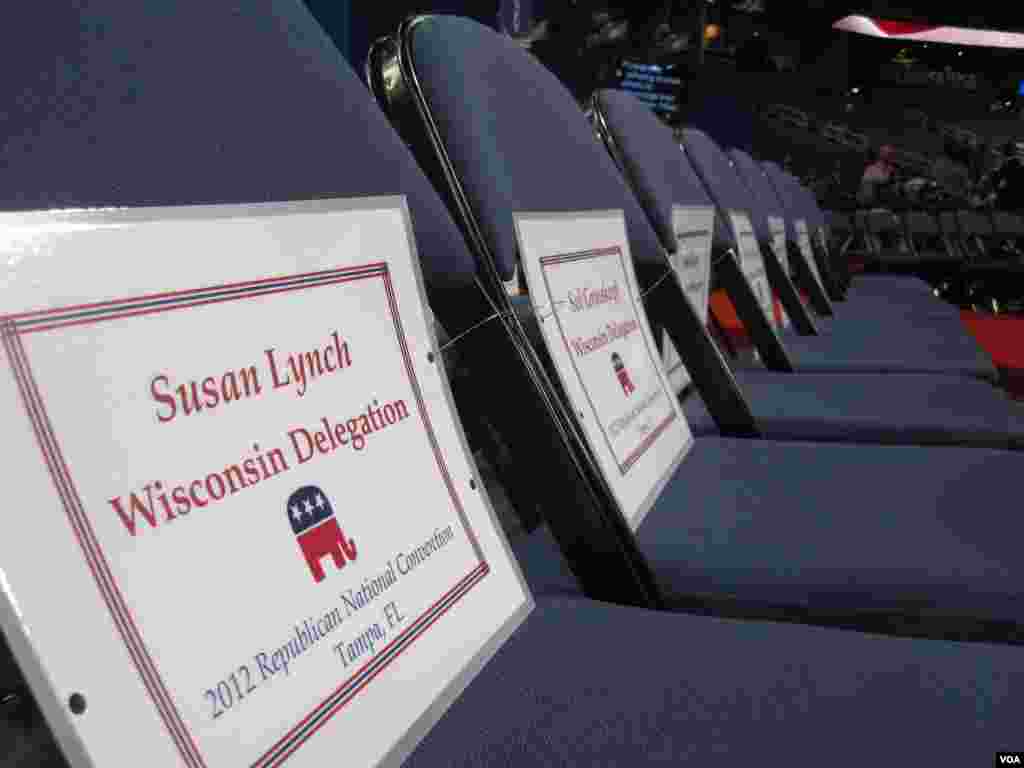 Seating assignments are put out ahead of the convention, Tampa, Florida, August 27, 2012. (N. Pinault/VOA)