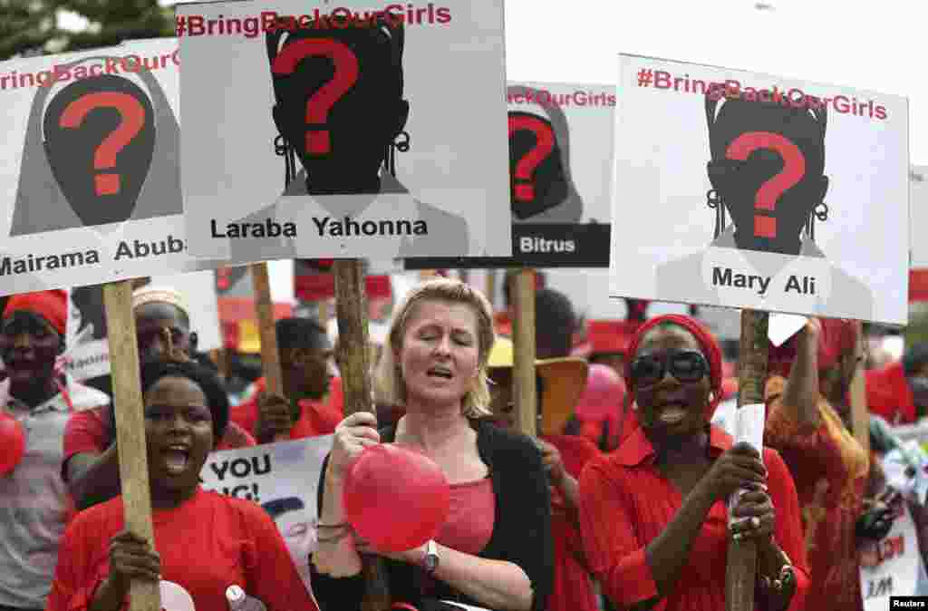 Para perempuan membawa plakat dalam protes menuntut pembebasan para siswi sekolah menengah putri yang diculik, di desa terpencil Chibok, di Lagos, Nigeria. 