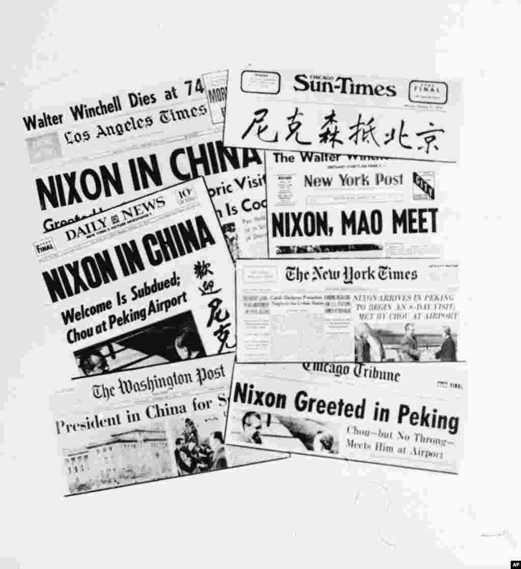 1972年2月21日的美国报纸头版头条标题《尼克松在中国》《尼克松、毛泽东会见》《北京欢迎尼克松》,还有中文标题。 当年随行采访的美国媒体回忆说,许多记者抢着报名,甚至有主流媒体的总裁副总裁冒名为技术人员,希望随同采访这次历史之行;而尼克松也刻意操控媒体,希望为自己的总统选战造势。
