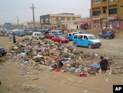Via da Cuca, Luanda, em Julho de 2011