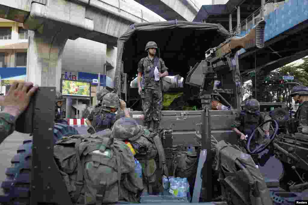 Binh sĩ Thái Lan được triển khai tới khu mua sắm ở thủ đô Bangkok ngày 20 Tháng Năm 2014.