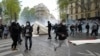 Sejumlah pengunjuk rasa di Paris, Perancis melarikan diri saat demonstrasi untuk mendukung warga Palestina di Jalur Gaza, Sabtu, 15 Mei 2021. (Foto: Rafael Yaghbozadeh/AP)