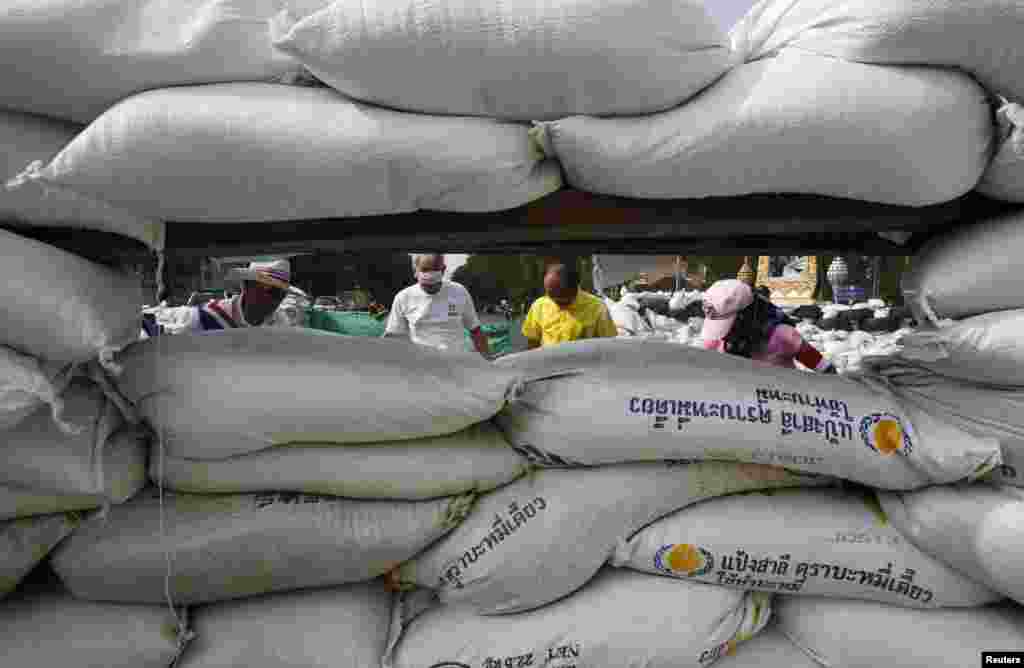 Người biểu tình chống chính phủ dựng rào cản bằng bao cát trong cuộc biểu tình bên ngoài Tòa nhà Chính phủ ở Bangkok, Thái Lan, 29/12/13