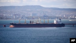 Kapal tanker pembawa minyak berlabuh di kompleks pelabuhan Sheskharis di Novorossiysk, Rusia, pada 11 Oktober 2022. (Foto: AP)