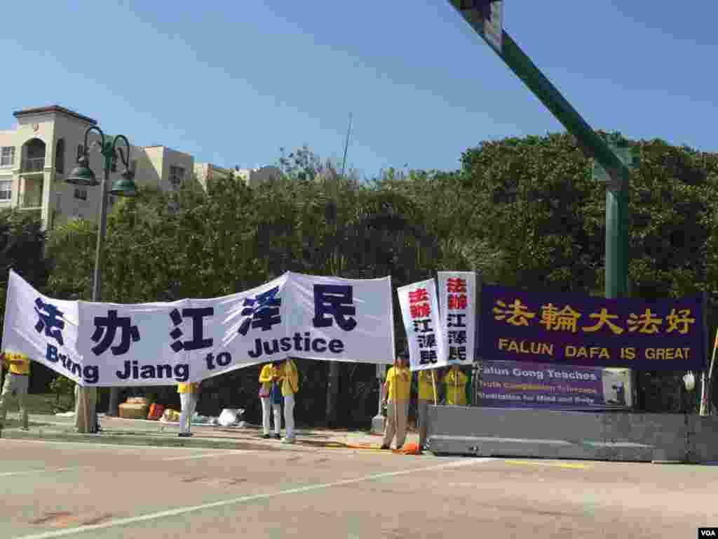 在美國總統川普和中國主席習近平會面之前,在習近平一行將入住的佛羅里達州棕櫚灘水棕櫚灘度假村(Eau Palm Beach Resort & Spa) 旁邊,有法輪功成員示威。 (美國之音莉雅拍攝)