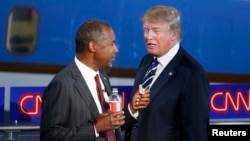 El empresario Donald Trump (derecha) y el Dr. Ben Carson (izquierda) encabezan las encuestas para la nominación presidencial republicana.
