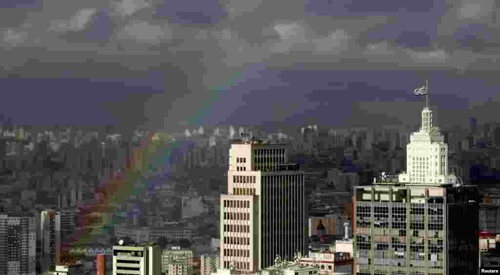 Pelangi muncul di langit kota Sao Paulo, 24 April 2014. Sao Paulo adalah salah satu kota tuan rumah sepak bola Piala Dunia 2014 di Brasil. 