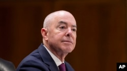 Menteri Keamanan Dalam Negeri AS Alejandro Mayorkas bersaksi dalam sidang di Gedung Capitol, Washington, pada 8 November 2023. (Foto: AP/Alex Brandon)
