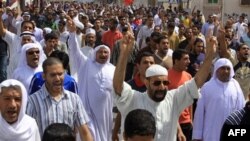 Những người biểu tình chống đối tại Bahrain đòi chính phủ từ chức và thiết lập một hệ thống chính trị để cho khối dân Hồi giáo Shia có tiếng nói mạnh hơn
