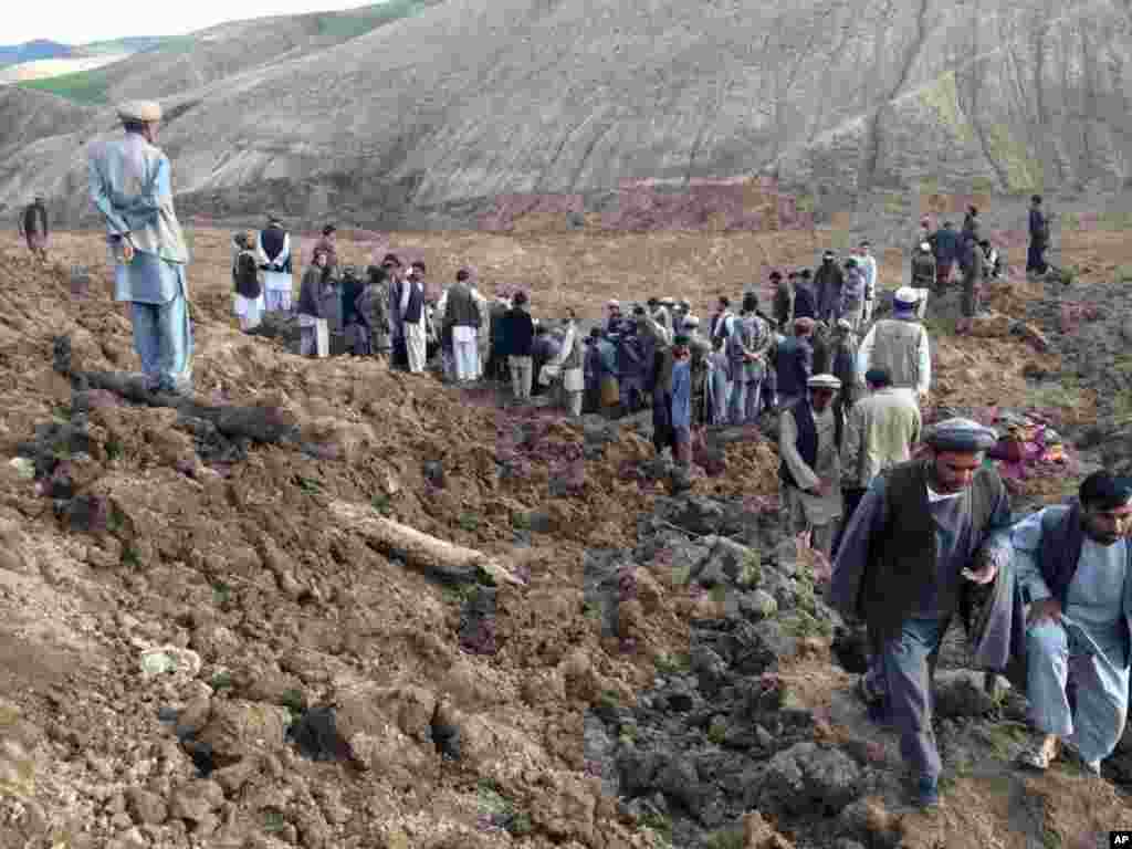 Afghans search for survivors after a massive landslide landslide buried a village in Badakhshan province, northeastern Afghanistan, May 2, 2014.