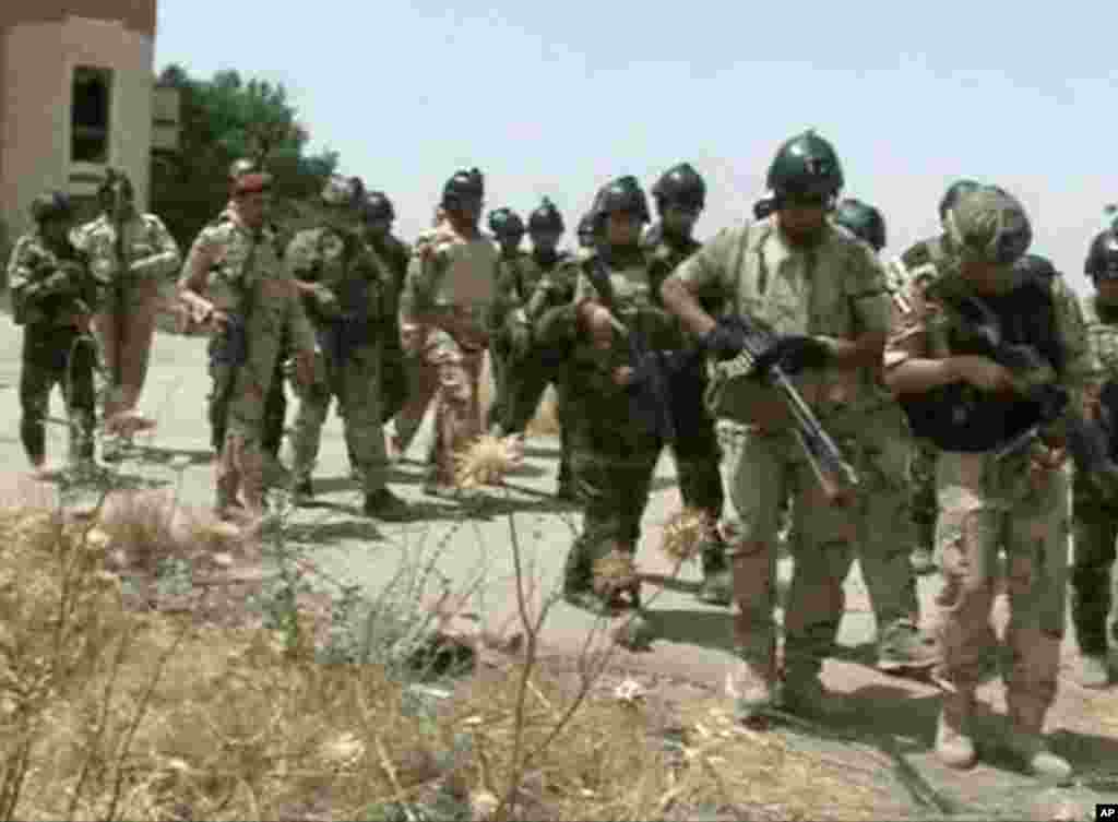 Tentara-tentara Irak dalam bentrokan dengan para militan di kota Mosul, Irak utara (9/6).