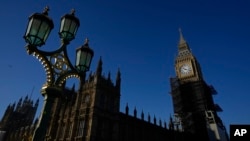 Gedung Parlemen Inggris di Westminster di London. Dinas keamanan Inggris, MI5, memperingatkan partai Konservatif yang berkuasa bahwa dua calon anggota parlemen negara itu kemungkinan adalah mata-mata China. (Foto: AP)