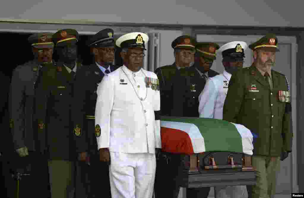 Rais wa FIFA, Sepp Blatter (R) akizungumza na kapten Andre Ayew (L) baada ya Ghana kushindwa mechi ya fainali za soka kwenye kombe la mataifa ya Afrika na Ivory Coast huko Bata, Equatorial Guinea.