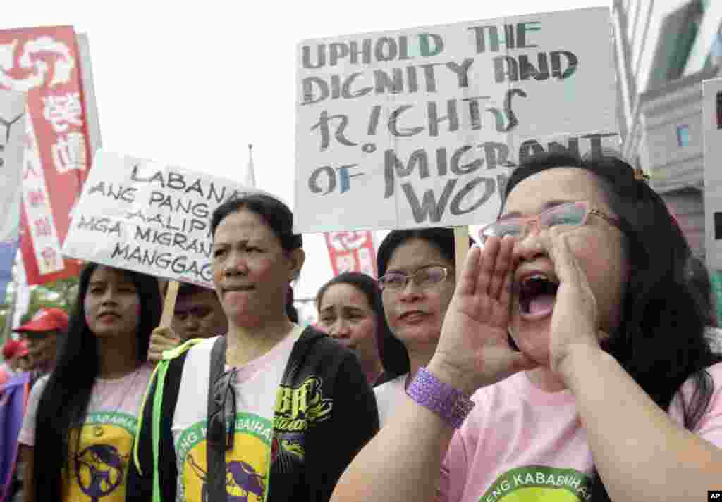Foreign labors in Taiwan shout slogans during a May Day rally in Taipei, Taiwan, May 1, 2016. Thousands of protesters from different labor groups protest on the street to ask for raising minimum wage and shorter working hours.