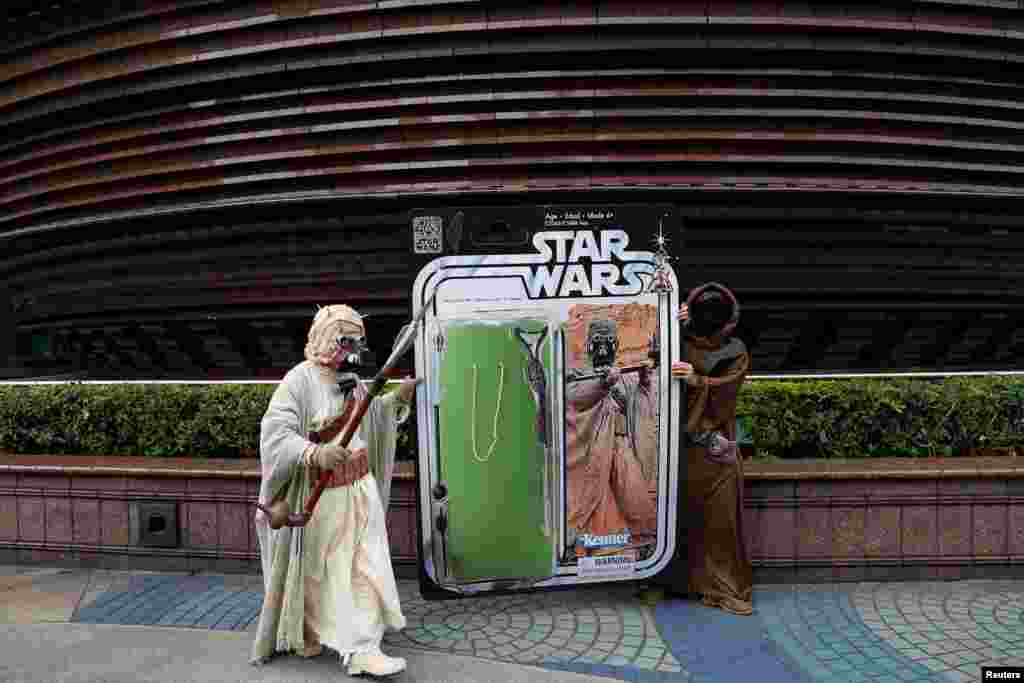 Para penggemar mengenakan karakter dari film "Star Wars" memperingati Hari Star Wars di Taipei, Taiwan.
