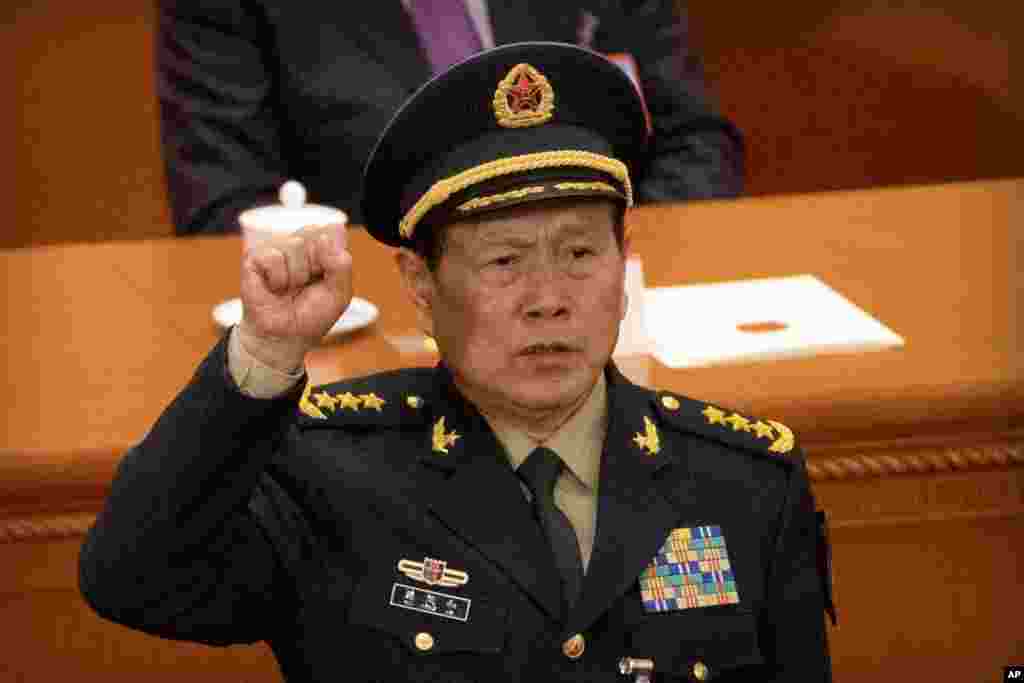 中国新任国务委员和国防部长魏凤和在中国第十三届全国人民代表大会第一次会议第七次全体会议上宣誓就职(2018年3月19日)。生于1954年3月的魏凤和是迄今最年轻的中共中央军委委员,曾任二炮参谋长,解放军副总参谋长,二炮司令员,火箭军司令员。美联社的图片说明称魏凤和是中将,其实早在2012年11月他出任中央军委委员时就已经晋升上将。习近平之外的中国中央军委成员都是上将,1982年11月以来的中国国防部长也都是上将。中国国防部长是军人,而美国等不少西方国家的国防部长是文官。