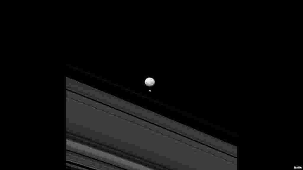 Dua bulan planet Saturnus - Mimas dan Pandora - muncul bersamaan dalam gambar yang diambil oleh pesawat antariksa NASA, Cassini. Ukuran kecil bulan Pandora berarti bahwa ia tidak memiliki gravitasi yang cukup besar untuk menarik dirinya menjadi bentuk bulat seperti "saudaranya" yang berukuran lebih besar, bulan Mimas (foto: NASA).