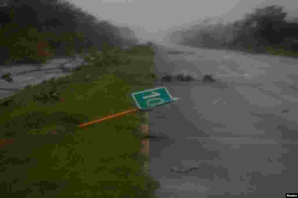 Una señal de carretera y ramas caídas en una carretera después de que el huracán Ian tocara tierra en la provincia cubana de Pinar del Río, el 27 de septiembre de 2022. REUTERS 