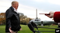 Predsjednik Donald Trump odgovara na pitanja novinara dok napušta Bijelu kuću, 17. novembra 2018. u Washingtonu.