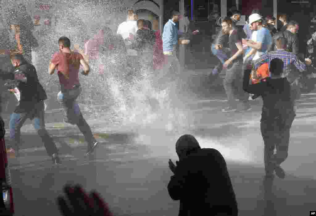 Meriam air polisi digunakan untuk menghadapi demonstran anti-pemerintah di Soma, di Turki, di mana terjadi musibah tambang. Ratusan pengunjuk rasa ikut serta dalam demonstrasi anti pemerintah dan terjadi bentrokan dengan polisi. 