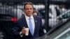 Le gouverneur de New York Andrew Cuomo se prépare à monter à bord d'un hélicoptère après avoir annoncé sa démission, le 10 août 2021, à New York.