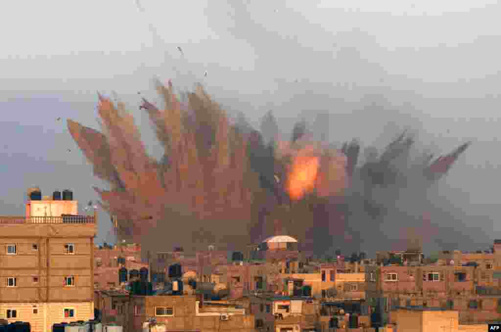 Bola api terlihat setelah serangan udara dilancarkan Israel di Rafah, di sebelah selatan jalur Gaza. Pesawat tempur Israel terus melakukan serangan mematikan di Gaza tetapi gagal menghentikan tembakan-tembakan roket yang melintasi perbatasan yang dilakukan militan Palestina, sementara Amerika menawarkan bantuan untuk melakukan negosiasikan gencatan senjata. 