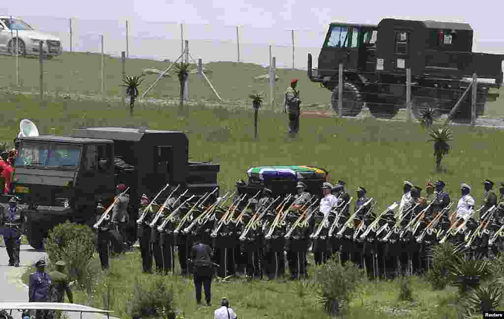 Peti mati mantan presiden Afrika Selatan Nelson Mandela tiba di pemakaman keluarga untuk dikubur di kampung halamannya Qunu di provinsi Cape Timur, 900 km selatan Johannesburg, 15 Desember 2013.