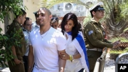 Elor Azaria, didampingi oleh ibunya, tiba di pengadilan militer Israel di Tel Aviv, pada 30 Juli 2017. (Foto: AP/Dan Balilty)