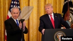 Waziri Mkuu wa Israeli Benjamin Netanyahu akiwana Rais wa Marekani Donald REUTERS/Joshua Roberts
