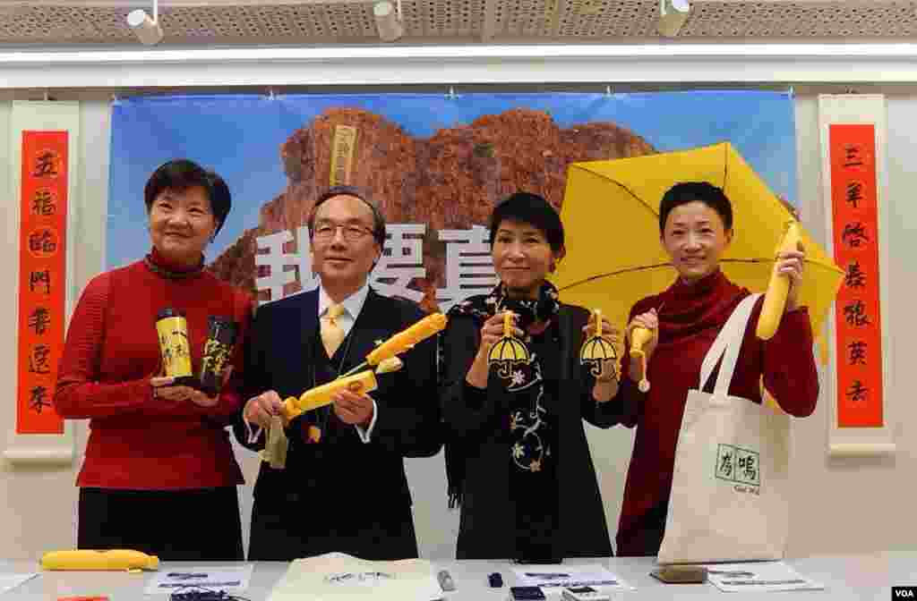 香港公民黨主席余若薇(左起)、公民黨黨魁梁家傑、立法會議員毛孟靜、公民黨副主席陳淑莊,展示即將在農曆新年年宵花市售賣的雨傘圖案產品