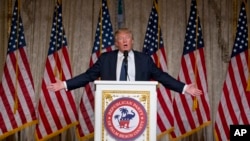 Donald Trump habló en una cena en el Club Mar-A-Lago, en Palm Beach, Florida, el domingo, 20 de marzo de 2016.